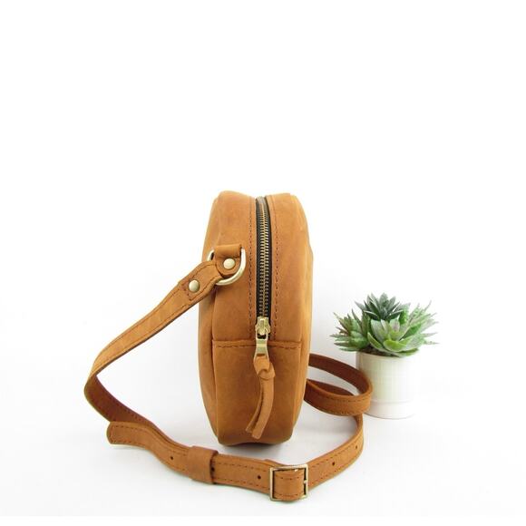 Portland Leather Circle Large Crossbody Bag - Picture 4 of 9